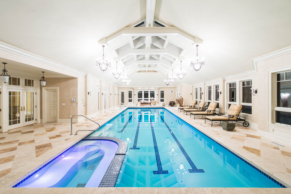 Imagen de piscinas y jacuzzis tradicionales grandes interiores
