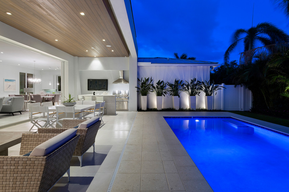 Idée de décoration pour une piscine naturelle et arrière minimaliste rectangle et de taille moyenne avec des pavés en béton.
