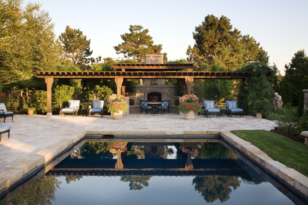 Свежая идея для дизайна: прямоугольный бассейн в средиземноморском стиле - отличное фото интерьера