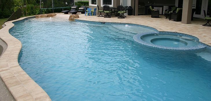 Immagine di una grande piscina fuori terra stile marino personalizzata dietro casa con piastrelle e una vasca idromassaggio