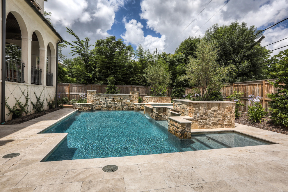 Foto di una grande piscina monocorsia mediterranea rettangolare dietro casa con fontane e pavimentazioni in pietra naturale