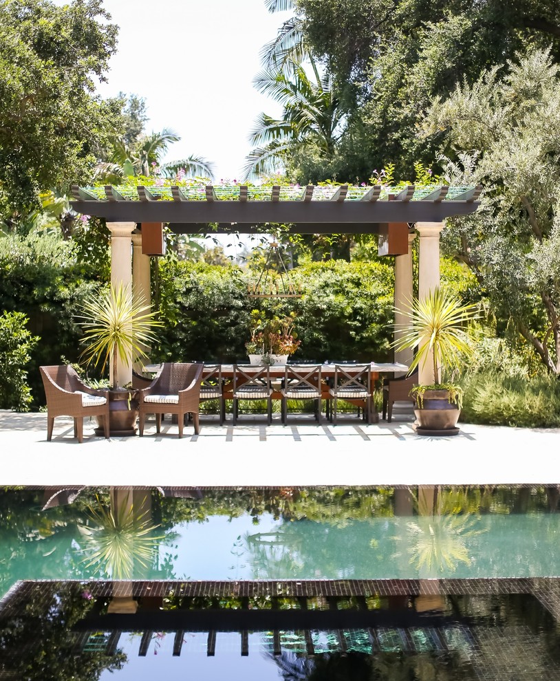 Großer Mediterraner Pool hinter dem Haus in rechteckiger Form mit Natursteinplatten in Los Angeles