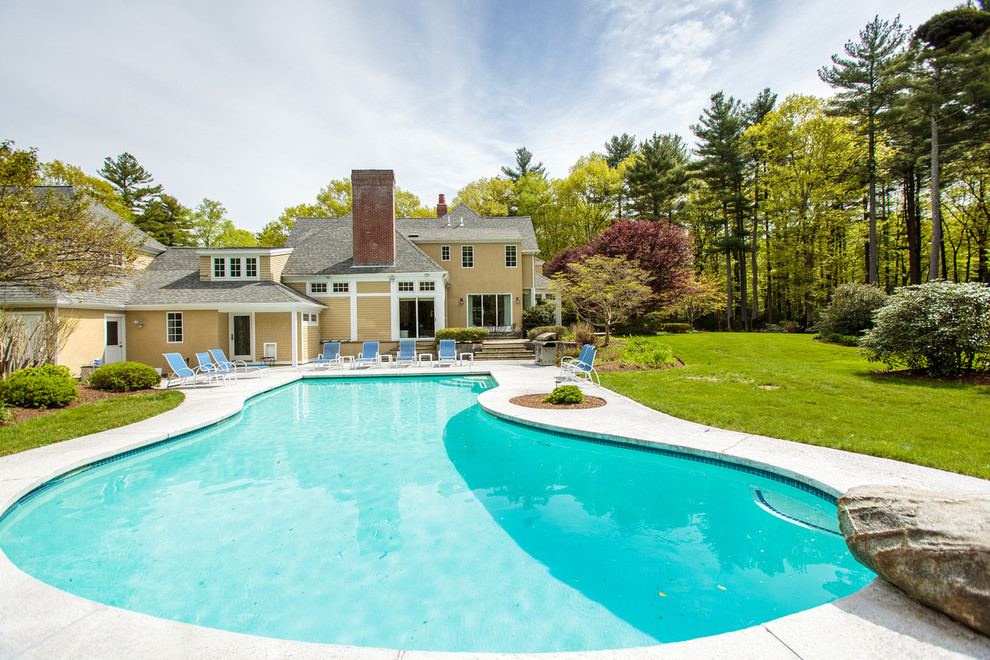 Modelo de casa de la piscina y piscina natural clásica grande a medida en patio trasero