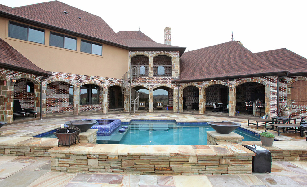 Imagen de piscinas y jacuzzis bohemios extra grandes a medida en patio trasero con adoquines de piedra natural