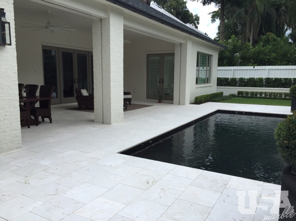 Immagine di una piscina fuori terra minimalista di medie dimensioni con pavimentazioni in pietra naturale