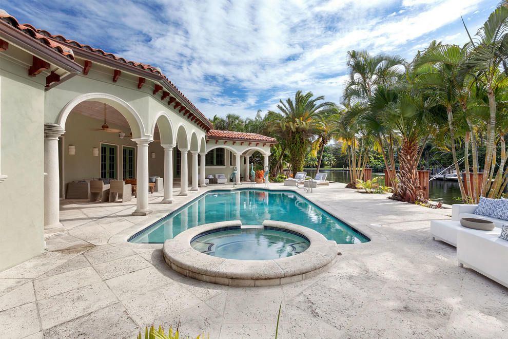 Ejemplo de piscinas y jacuzzis naturales mediterráneos de tamaño medio rectangulares en patio trasero con suelo de hormigón estampado