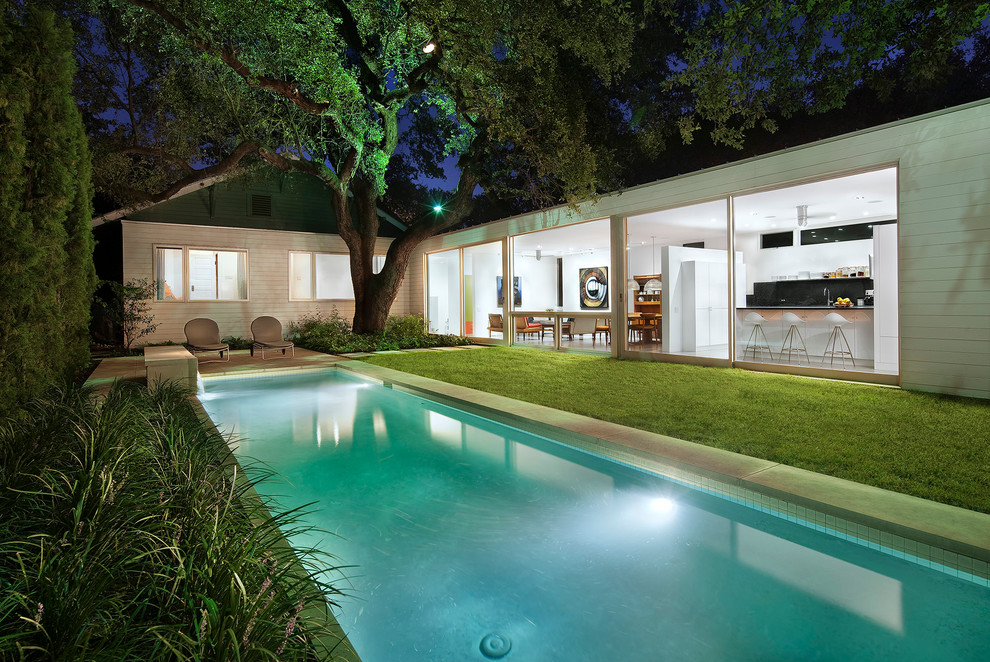 Kleines Modernes Sportbecken hinter dem Haus in rechteckiger Form mit Natursteinplatten in Austin