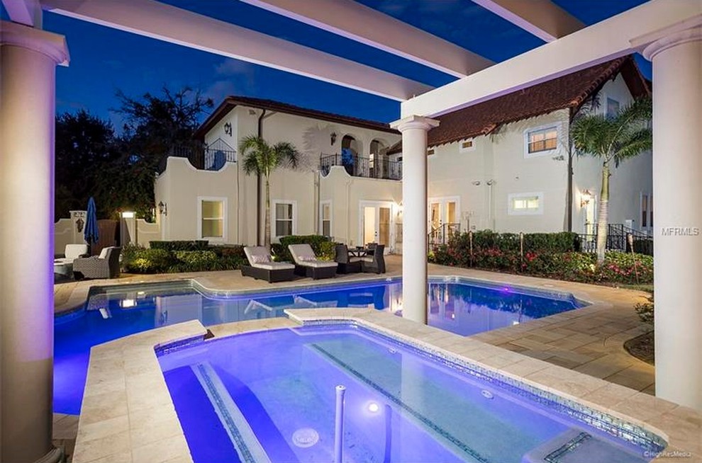 Großer Mediterraner Pool hinter dem Haus in rechteckiger Form mit Betonboden in Orlando