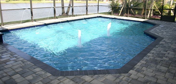 Imagen de piscina con fuente moderna de tamaño medio rectangular y interior con adoquines de ladrillo