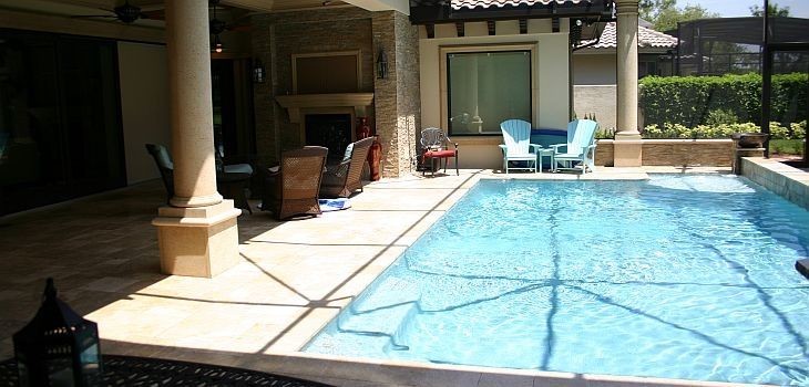 Foto di una piscina minimalista rettangolare di medie dimensioni e dietro casa con una dépendance a bordo piscina e lastre di cemento
