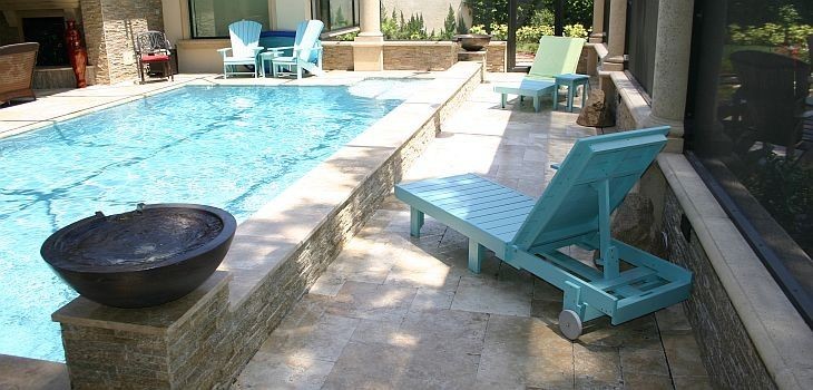 Ejemplo de casa de la piscina y piscina moderna de tamaño medio rectangular en patio trasero con losas de hormigón