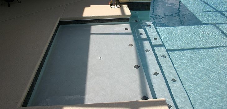 Esempio di una grande piscina minimalista rettangolare sul tetto con una dépendance a bordo piscina