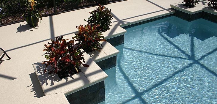 Modelo de casa de la piscina y piscina moderna grande rectangular en azotea