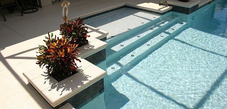 Esempio di una grande piscina moderna rettangolare sul tetto con una dépendance a bordo piscina
