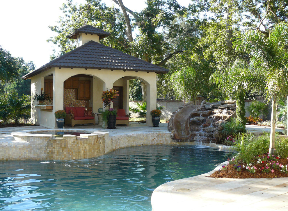 Großer, Gefliester Mediterraner Pool hinter dem Haus in individueller Form mit Wasserspiel in New Orleans