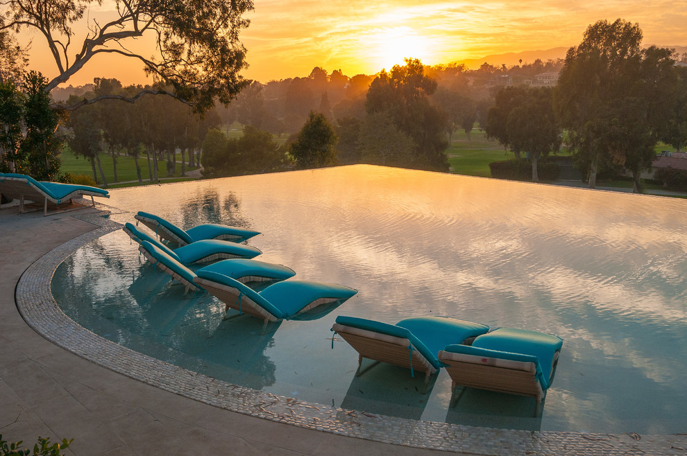 Photo of a contemporary infinity swimming pool in Los Angeles.