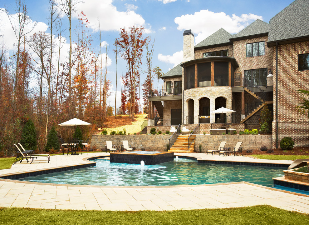 Ispirazione per una piscina chic dietro casa