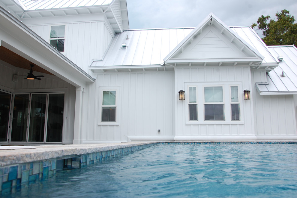 Immagine di una grande piscina monocorsia country rettangolare dietro casa