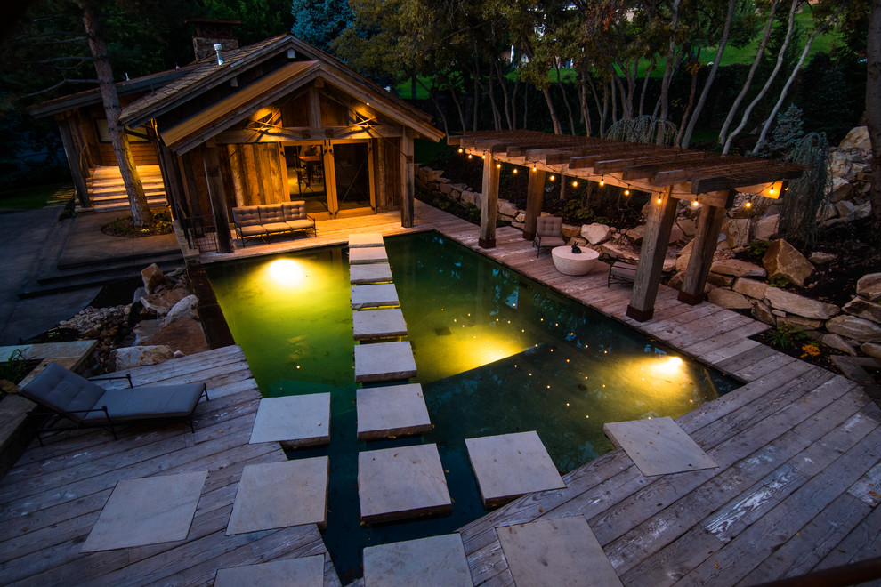 Aménagement d'une piscine montagne rectangle avec une terrasse en bois.