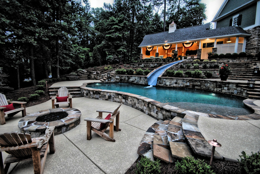 Großer Klassischer Pool hinter dem Haus in individueller Form mit Wasserrutsche und Betonboden in Atlanta
