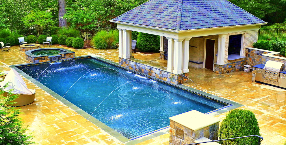 Ejemplo de piscinas y jacuzzis clásicos de tamaño medio a medida en patio trasero con suelo de baldosas