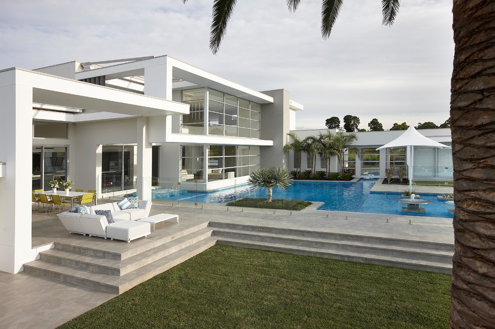 Foto de casa de la piscina y piscina natural extra grande a medida en patio trasero