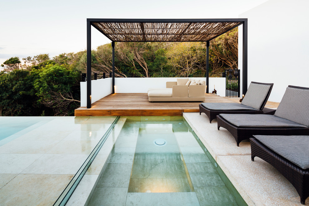 Свежая идея для дизайна: бассейн-инфинити среднего размера на заднем дворе в современном стиле - отличное фото интерьера