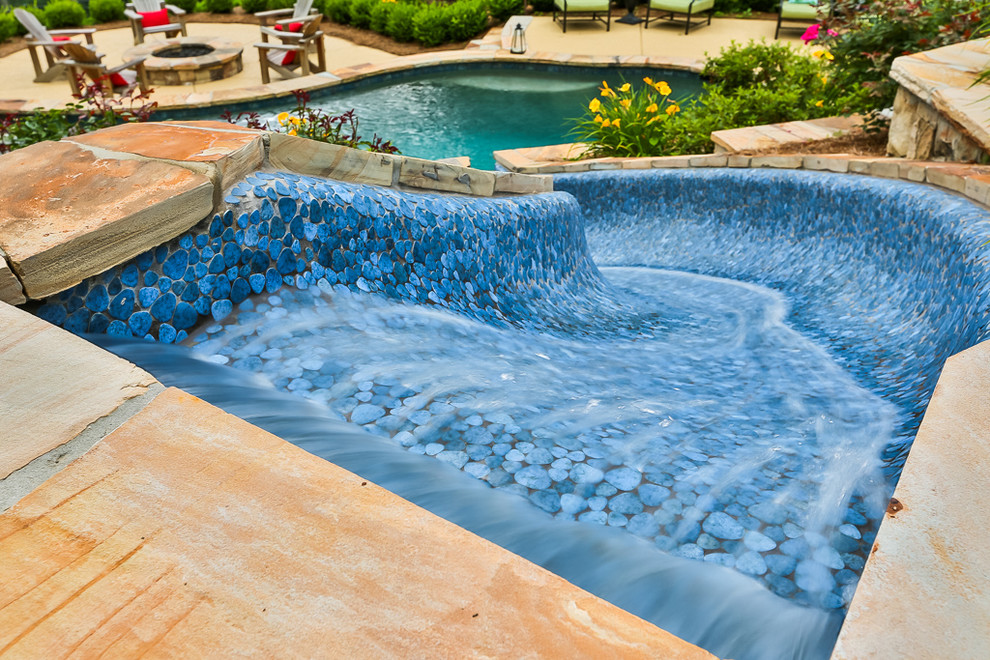 Foto di una piscina naturale tradizionale personalizzata di medie dimensioni e dietro casa con un acquascivolo e pedane