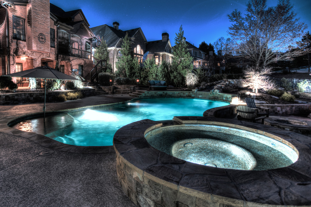 Idee per una grande piscina naturale contemporanea personalizzata dietro casa con fontane e cemento stampato