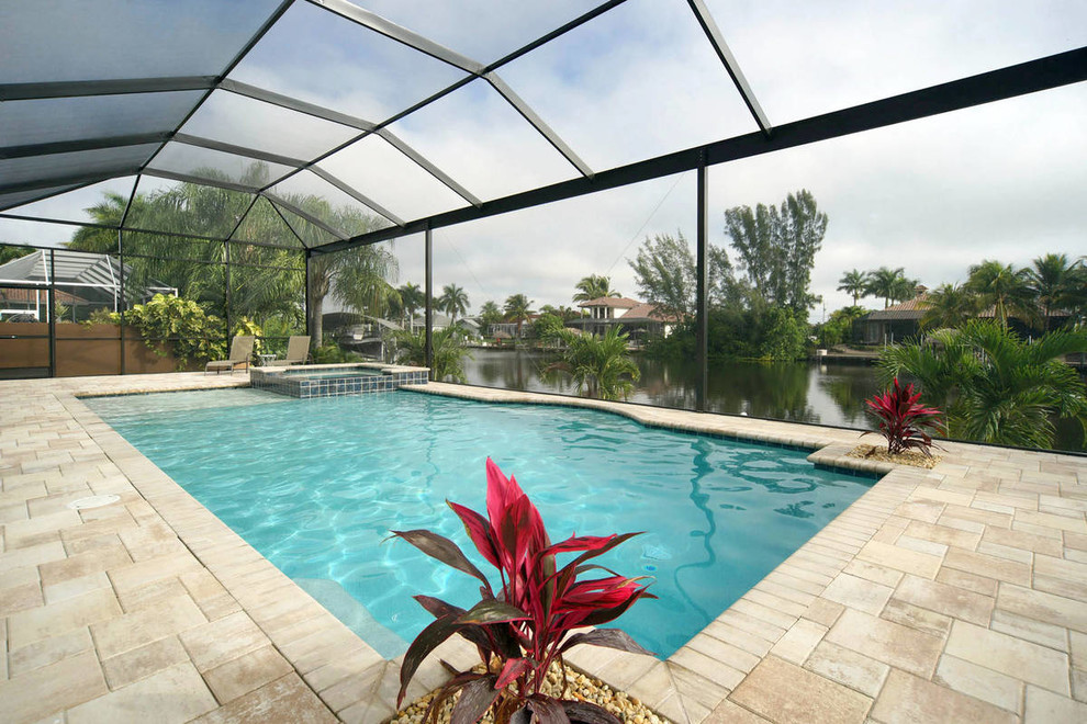 Immagine di una piscina coperta monocorsia mediterranea rettangolare di medie dimensioni con una vasca idromassaggio e piastrelle