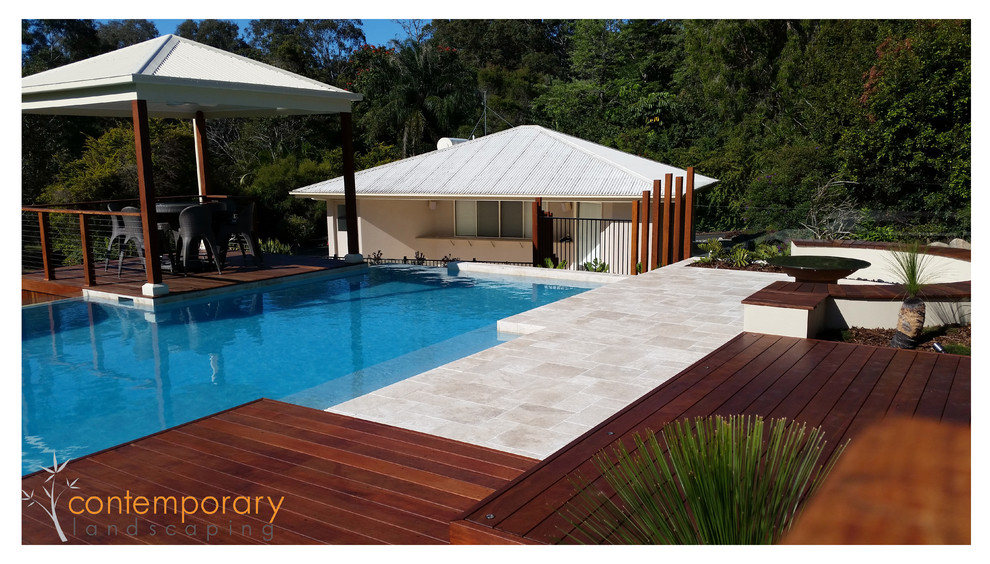 Immagine di una piscina naturale contemporanea rotonda dietro casa con pedane