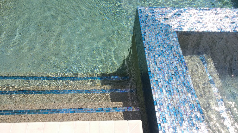 Idee per una piscina moderna rettangolare dietro casa con fontane e pavimentazioni in cemento