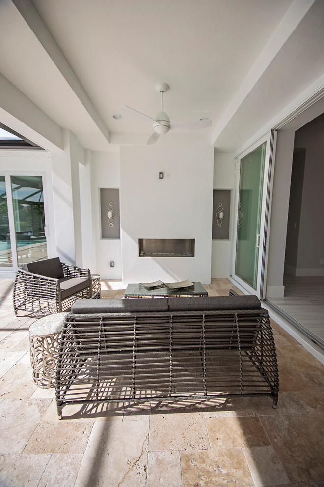Идея дизайна: большой прямоугольный бассейн в доме в стиле модернизм с покрытием из декоративного бетона