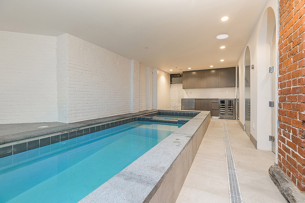 Idées déco pour une piscine moderne de taille moyenne et rectangle avec un bain bouillonnant.
