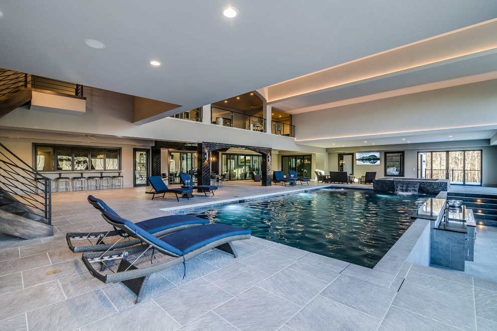 Ejemplo de piscinas y jacuzzis alargados clásicos renovados grandes interiores y rectangulares con suelo de baldosas