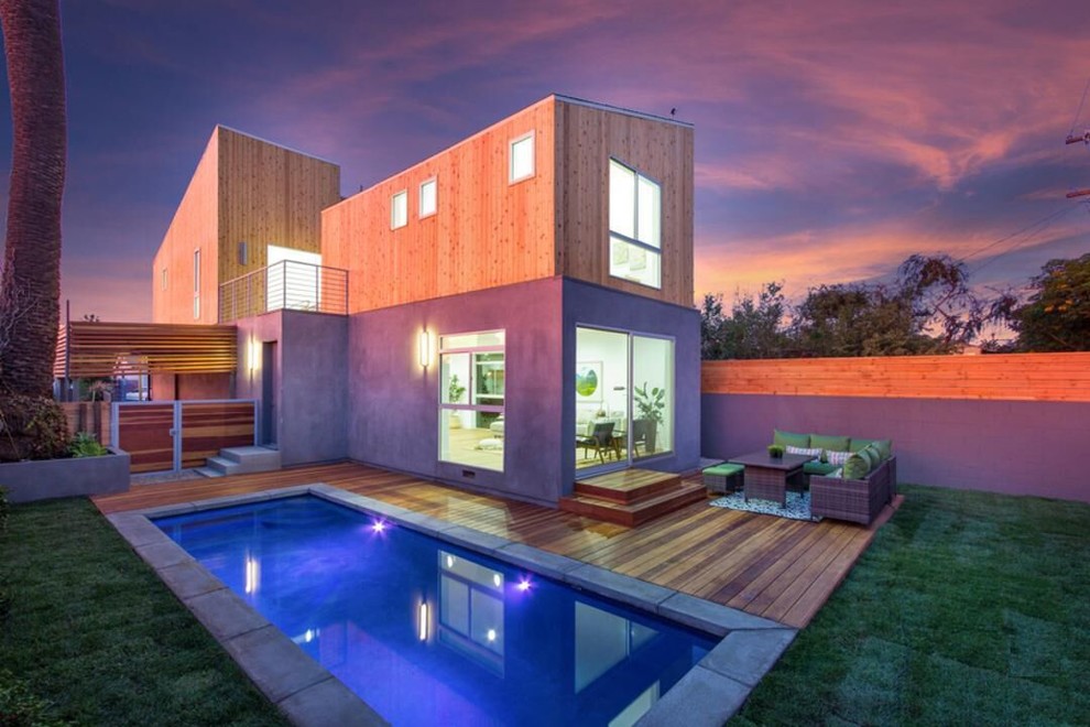 Источник вдохновения для домашнего уюта: спортивный, прямоугольный бассейн среднего размера на заднем дворе в стиле модернизм с настилом