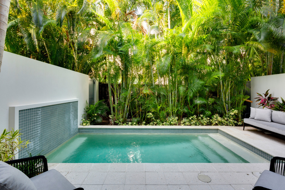 На фото: маленький естественный, прямоугольный бассейн на заднем дворе в современном стиле с фонтаном и мощением клинкерной брусчаткой для на участке и в саду с
