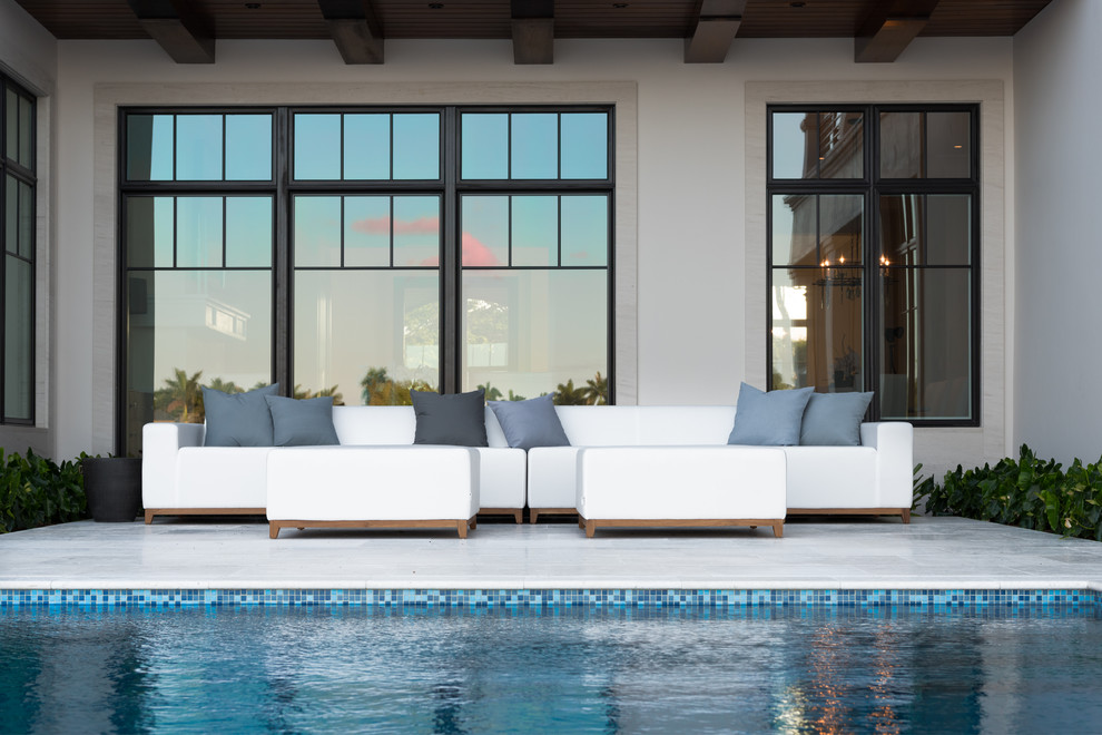 Свежая идея для дизайна: огромный бассейн-инфинити на заднем дворе в морском стиле - отличное фото интерьера