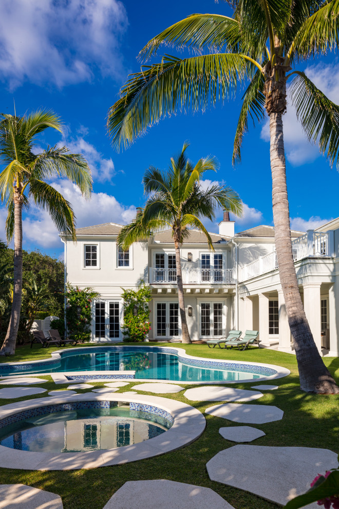 Großer Mediterraner Whirlpool hinter dem Haus in individueller Form in Miami