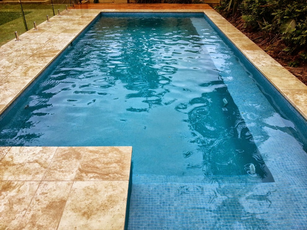 Idee per una piccola piscina monocorsia stile marinaro rettangolare dietro casa con pavimentazioni in pietra naturale