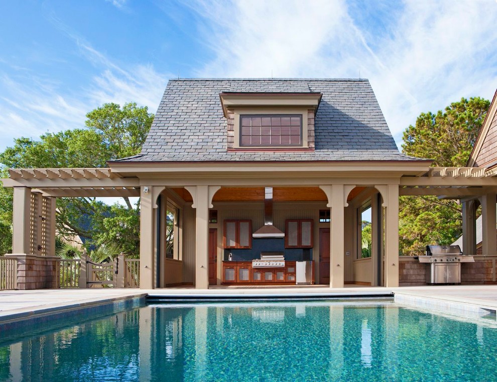 Idée de décoration pour un grand Abris de piscine et pool houses arrière tradition rectangle avec du carrelage.