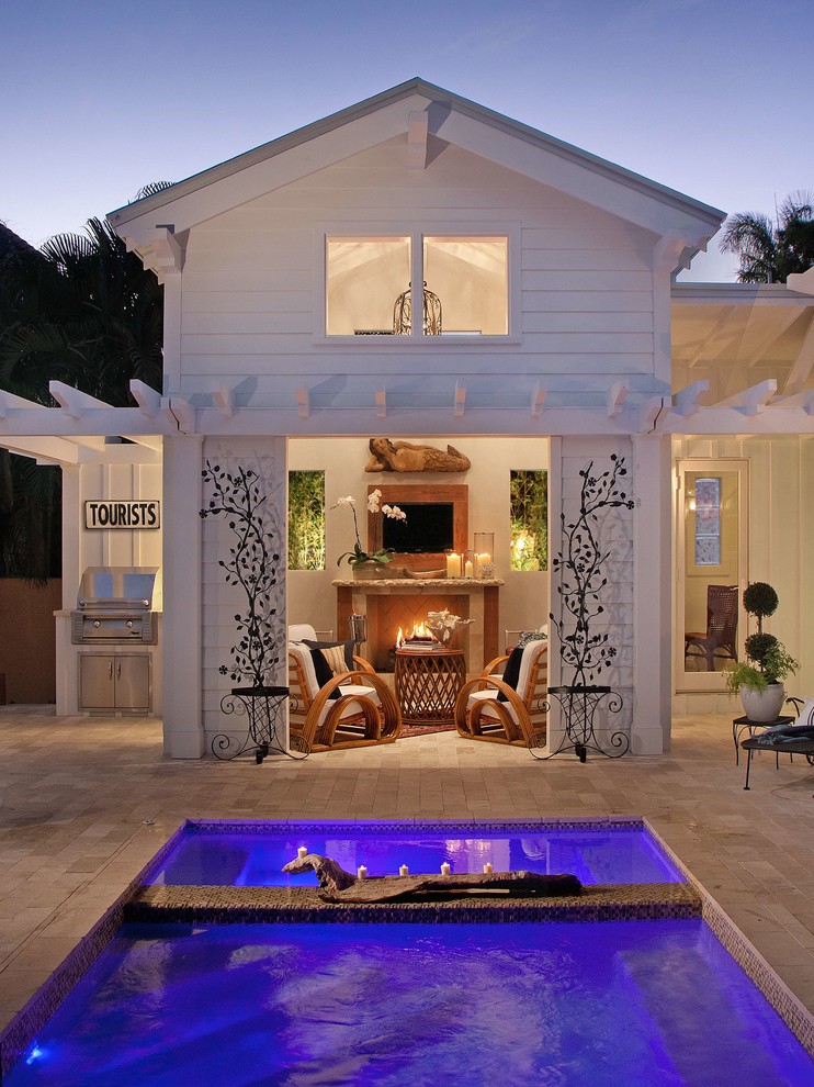 Großer, Gefliester Landhausstil Pool hinter dem Haus in rechteckiger Form mit Grillplatz in Miami