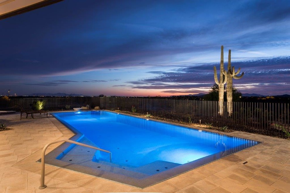 Foto di una grande piscina monocorsia rettangolare dietro casa con piastrelle