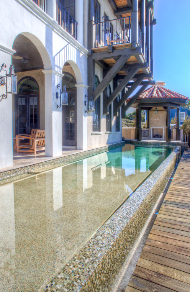 Immagine di una piscina monocorsia mediterranea con pedane