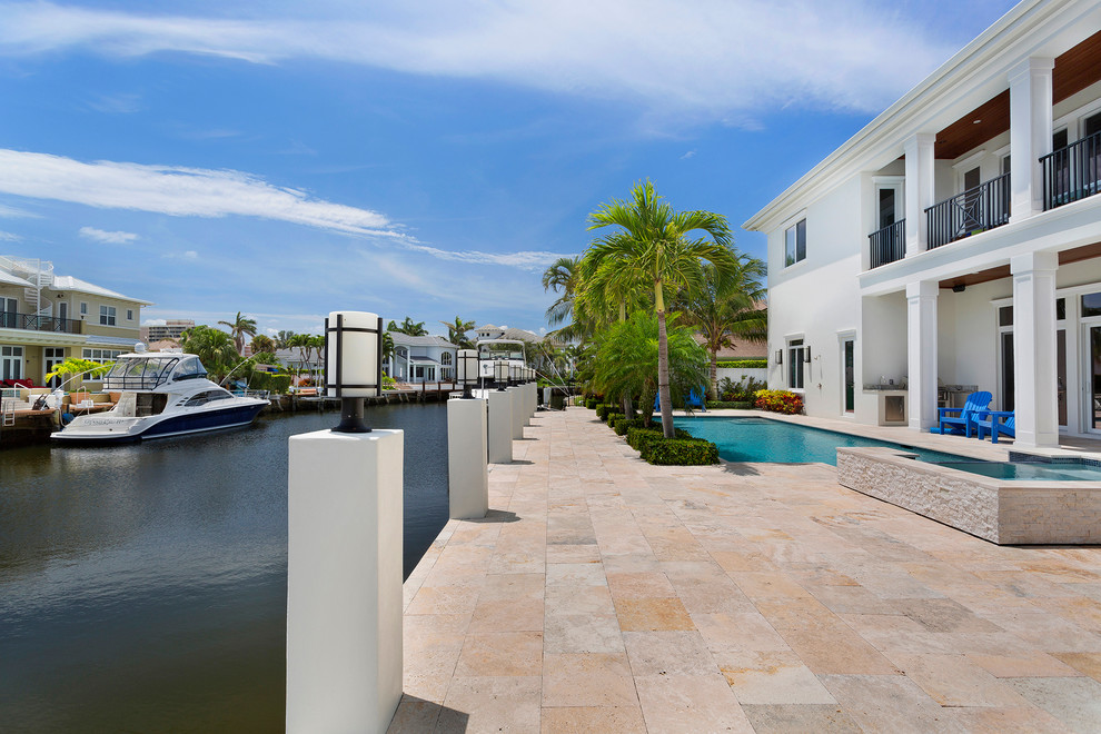 Идея дизайна: огромный естественный, прямоугольный бассейн на заднем дворе в морском стиле с джакузи и мощением тротуарной плиткой