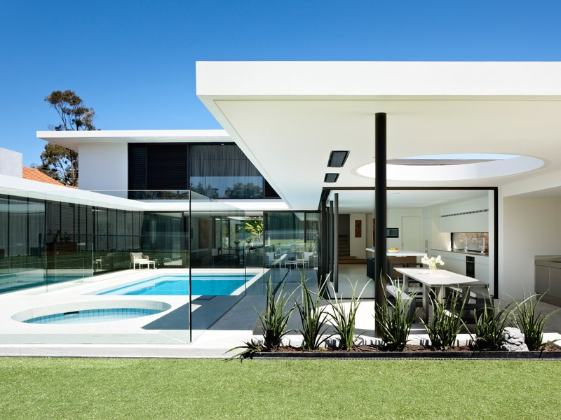 Idéer för en stor modern pool på baksidan av huset, med spabad