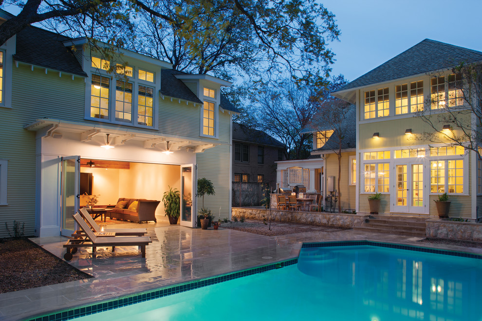 Diseño de casa de la piscina y piscina actual de tamaño medio en patio trasero con adoquines de hormigón