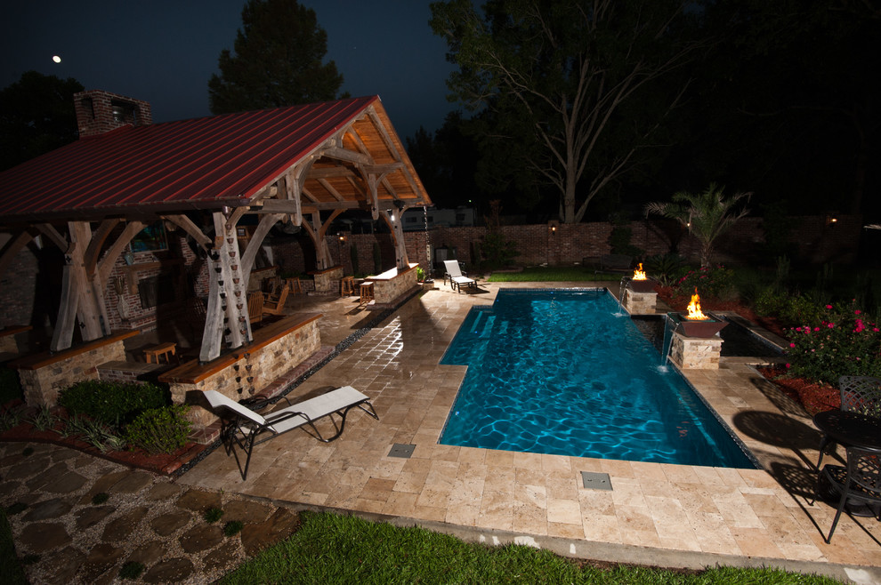Стильный дизайн: бассейн на заднем дворе в стиле рустика с покрытием из каменной брусчатки - последний тренд