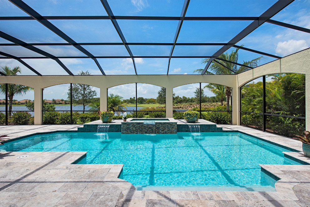Mediterraner Pool in individueller Form in Miami