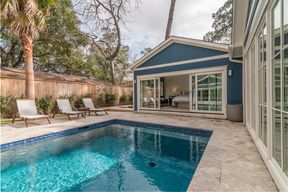 Imagen de piscinas y jacuzzis naturales modernos de tamaño medio rectangulares en patio trasero